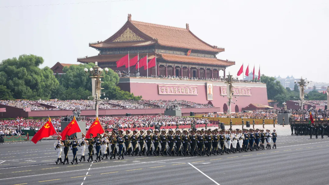 閱兵 現(xiàn)場閱兵現(xiàn)場通常是一個莊重、肅穆而又充滿激情和活力的場所。在閱兵現(xiàn)場，各國領(lǐng)導(dǎo)人、軍隊高級將領(lǐng)、士兵以及群眾匯聚一堂，共同慶祝國家的重大節(jié)日或紀(jì)念重要事件。