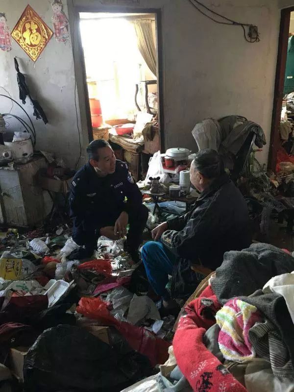 獨居老人垃圾成堆獨居老人垃圾成堆，我們需要關(guān)注與行動