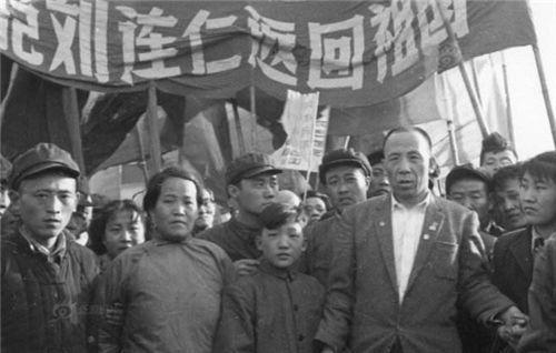 家長(zhǎng)要求學(xué)生周末單休合理嗎這個(gè)問(wèn)題有很大的主觀性，因?yàn)樗Q于許多因素，例如學(xué)生的年齡、一周內(nèi)的學(xué)習(xí)負(fù)擔(dān)、周末活動(dòng)的安排以及家長(zhǎng)的具體要求和理由。