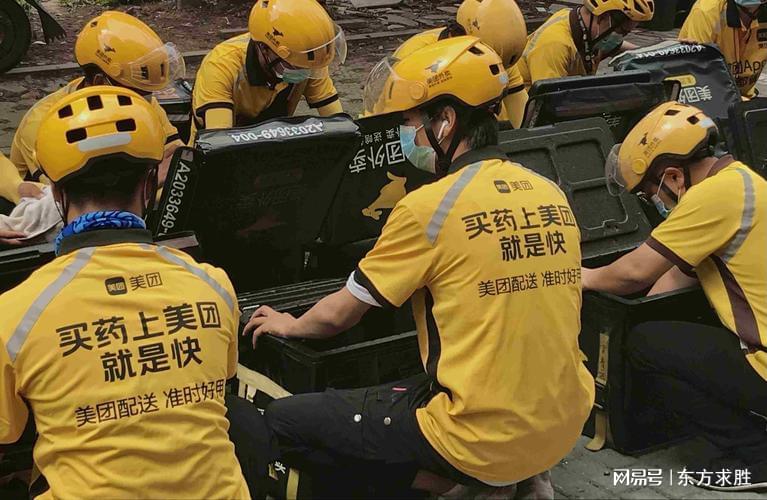 大學(xué)畢業(yè)生做體育外賣(mài)月?tīng)I(yíng)收近10萬(wàn)大學(xué)畢業(yè)生選擇做體育外賣(mài)這一領(lǐng)域，并成功實(shí)現(xiàn)月?tīng)I(yíng)收近十萬(wàn)，是一個(gè)非常值得贊賞的成就。這表明他們不僅成功地找到了市場(chǎng)機(jī)會(huì)，還具備了一定的創(chuàng)業(yè)能力和經(jīng)營(yíng)策略。以下是對(duì)這一情況的簡(jiǎn)要分析