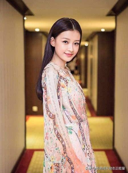 趙濤為辛芷蕾頒發(fā)最佳女演員獎(jiǎng)趙濤親自頒發(fā)最佳女演員獎(jiǎng)給辛芷蕾——演藝圈中的榮耀時(shí)刻