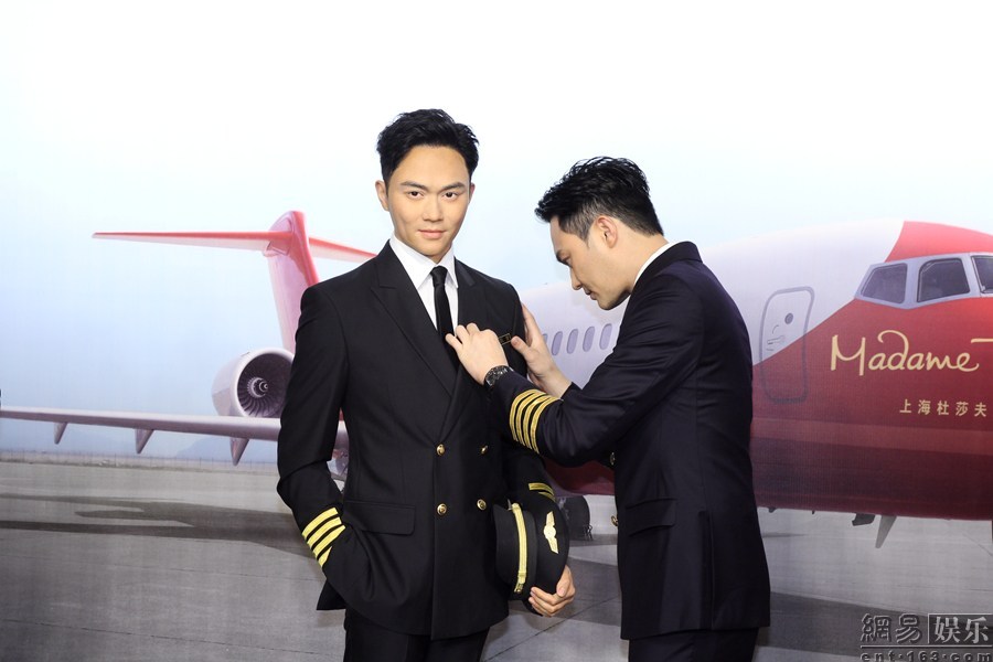 張智霖高鐵上主動(dòng)幫乘客抬行李張智霖高鐵上的暖心之舉，主動(dòng)幫乘客抬行李