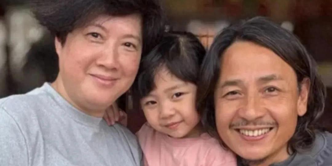 男演員官宣:58歲妻子誕下二胎這是一個(gè)關(guān)于一位男演員宣布他的58歲妻子生下二胎的新聞。恭喜他們迎接新生命的到來(lái)，這是一個(gè)值得慶祝的時(shí)刻。
