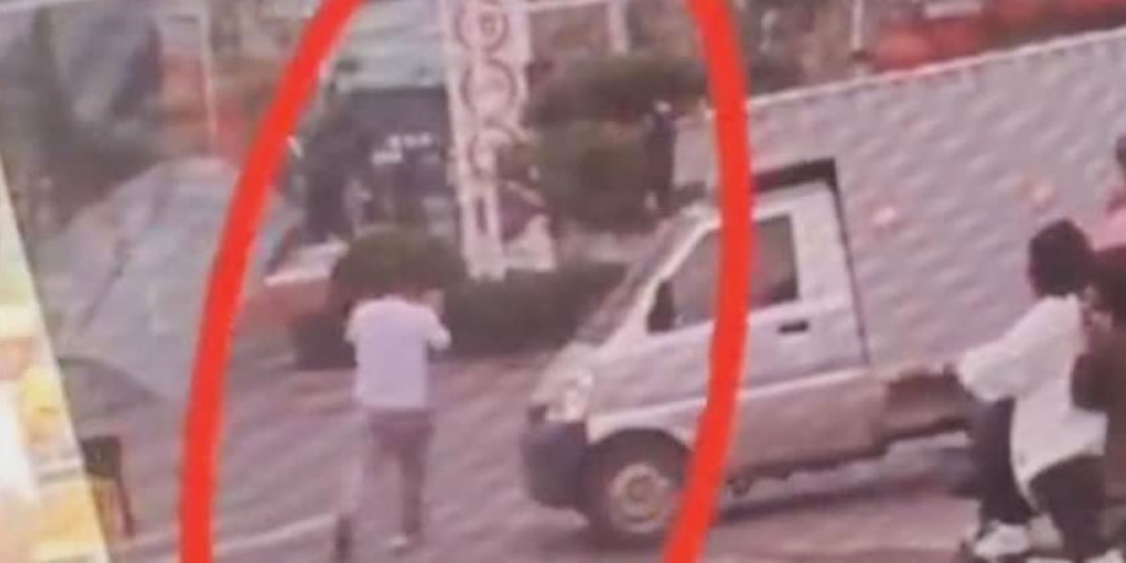 四川女子當(dāng)街搶小孩四川女子當(dāng)街搶小孩事件，真相、反思與社會(huì)的警鐘