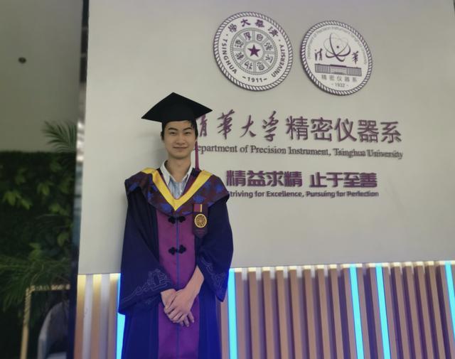 龐眾望在人民日報發(fā)文寫了什么龐眾望在人民日報發(fā)表的文章名為不負韶華，不負時代，主要講述了他的成長經(jīng)歷和對未來的展望。他在文章中提到，作為一名青年，要堅定理想信念，勇于擔當責任，積極投身社會實踐，為實現(xiàn)中華民族偉大復(fù)興貢獻自己的力量。同時，他也呼吁廣大青年要珍惜時光，努力學(xué)習(xí)，不斷提高自身素質(zhì)和能力，為實現(xiàn)自己的人生價值和夢想奮斗。