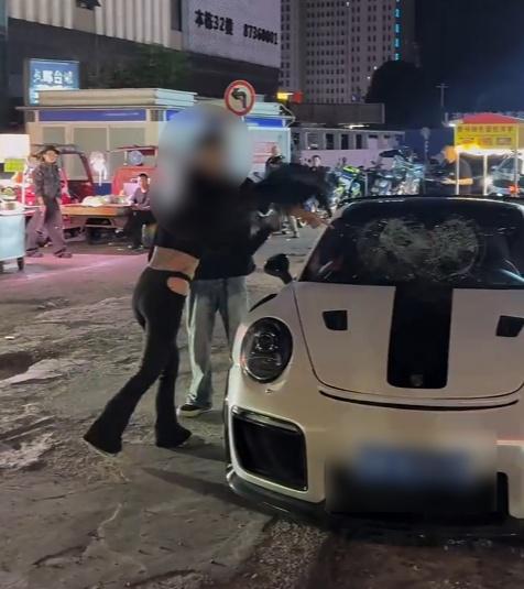 “抓小三怒踩保時(shí)捷”系租車公司虛構(gòu)揭秘抓小三怒踩保時(shí)捷背后的真相，一場(chǎng)租車公司的虛構(gòu)大戲