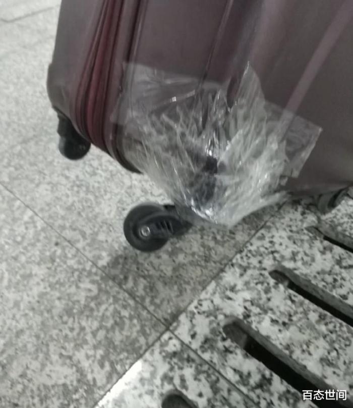 女子坐高鐵行李被卡 張智霖出手相助女子坐高鐵行李被卡，張智霖暖心相助