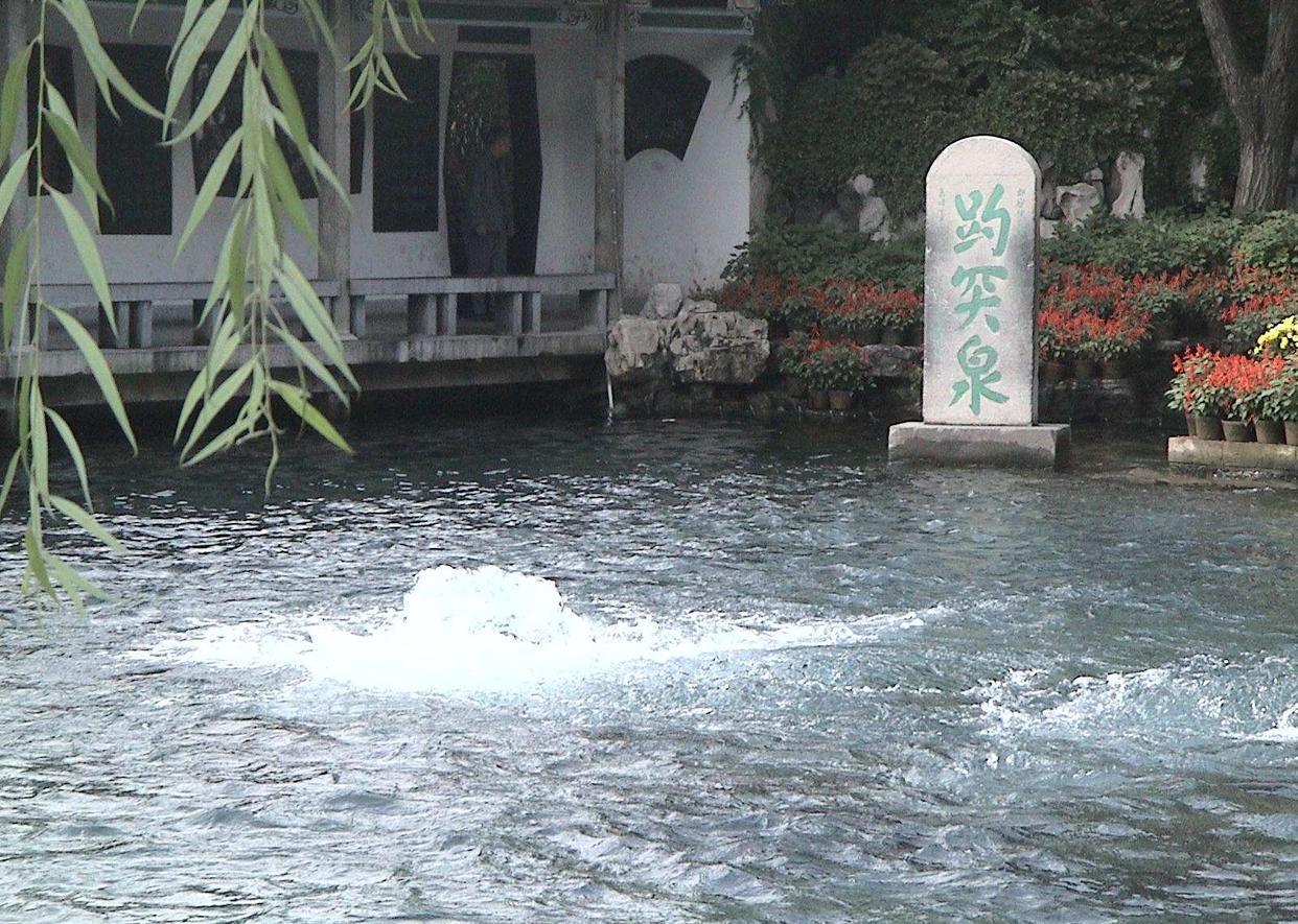 趵突泉有多深?趵突泉的深度，探尋神秘的泉水之源