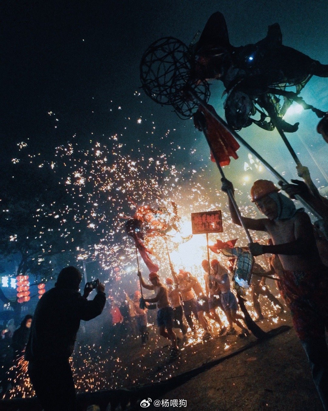 貴州人過中元節(jié)的氛圍真不是蓋的貴州人過中元節(jié)的氛圍真不是蓋的，一場神秘而盛大的傳統(tǒng)節(jié)日慶典
