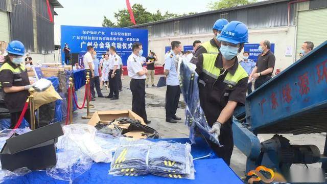近20人假冒國安闖入公園挖地尋寶近二十人假冒國安人員闖入公園挖地尋寶事件揭秘