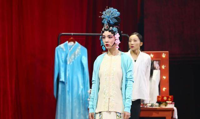 女子看京劇發(fā)現(xiàn)后排坐著洪秀柱女子在看京劇時(shí)，發(fā)現(xiàn)后排坐著洪秀柱，是一件非常巧合的事情。