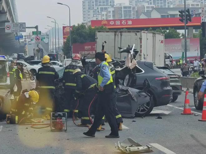 武漢一路口突發(fā)車禍致7傷 司機(jī)被抓武漢一路口突發(fā)車禍致7傷，司機(jī)被抓——事故深度解析