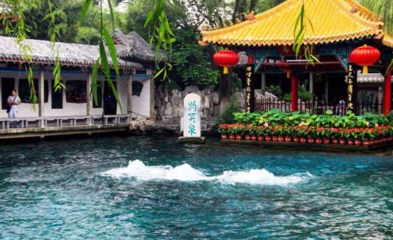 趵突泉提醒游客水深3米且有淤泥趵突泉提醒游客水深三米且有淤泥，這是非常重要的安全警示。游客在參觀趵突泉時應(yīng)當(dāng)注意以下幾點(diǎn)