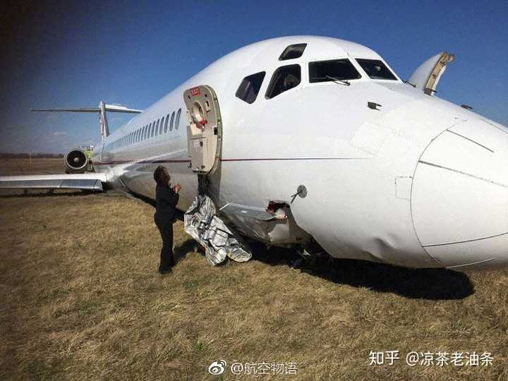 飛機(jī)起飛滑行時急剎飛機(jī)起飛滑行時急剎是一個非常危險(xiǎn)的行為，可能導(dǎo)致嚴(yán)重的后果，包括飛機(jī)損壞、人員傷亡等。在飛機(jī)起飛滑行過程中，飛行員和機(jī)組人員會進(jìn)行一系列的操作和檢查，以確保飛機(jī)安全起飛。如果突然急剎車，會對飛機(jī)的結(jié)構(gòu)和系統(tǒng)造成極大的壓力和沖擊，可能導(dǎo)致飛機(jī)失控、發(fā)動機(jī)損壞等嚴(yán)重后果。
