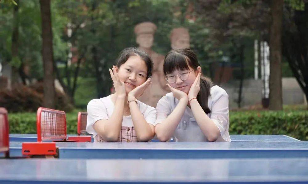 同名女生高中同桌大學(xué)同寢同專業(yè)同名女生高中同桌大學(xué)同寢同專業(yè)，一段奇妙的緣分之旅