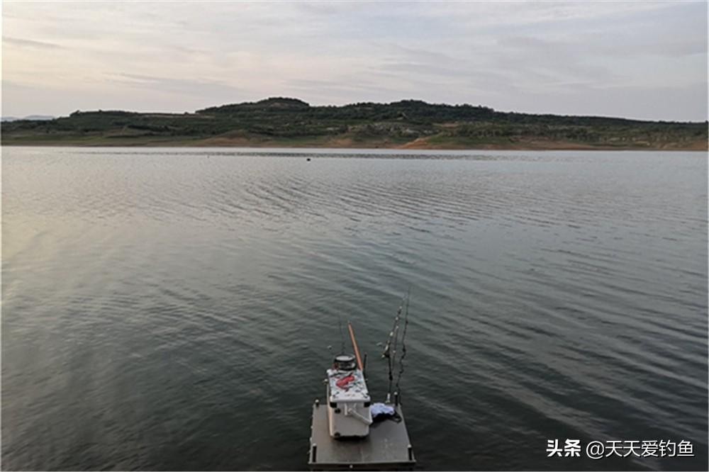 白露必吃的6種食物白露時(shí)節(jié)，人們應(yīng)該根據(jù)節(jié)氣的特點(diǎn)選擇一些有益于身體健康的食物。以下是白露時(shí)節(jié)必吃的六種食物