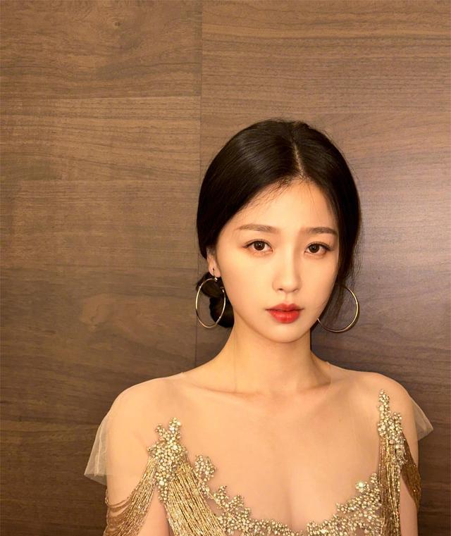 女演員控訴被虞書欣霸凌致抑郁退圈女演員勇敢揭露遭遇霸凌真相，虞書欣行為引發(fā)社會關(guān)注，抑郁退圈背后的故事