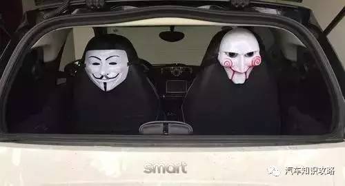 小車后擋放鬼臉面具小車后擋放鬼臉面具，背后的故事與深層含義