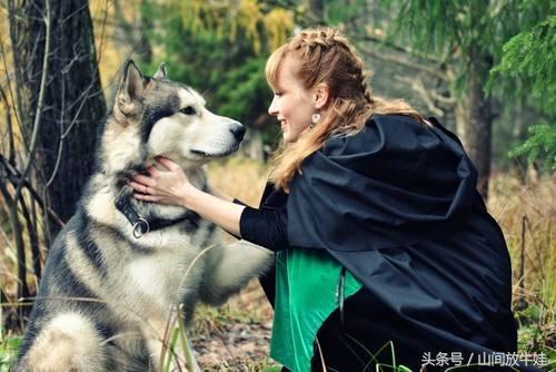 女生接退伍男友 男友眼睛瞬間亮了女生接退伍男友，男友眼睛瞬間亮了——一段感人至深的重逢之旅