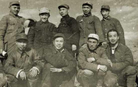 獨(dú)臂軍長(zhǎng)叫什么名獨(dú)臂軍長(zhǎng)叫丁曉兵。他是人民軍隊(duì)中一位特殊的將軍，因在一次戰(zhàn)斗中失去右臂而被稱為獨(dú)臂英雄。他始終保持著軍人的本色和擔(dān)當(dāng)，為國(guó)家和人民做出了重要貢獻(xiàn)。丁曉兵將軍的事跡激勵(lì)了許多人，展現(xiàn)了一名軍人的忠誠(chéng)、勇敢和堅(jiān)韌不拔的精神。