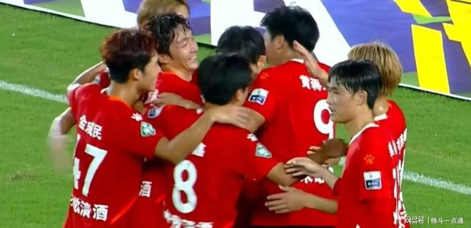 蘇超鹽城3-2擊敗蘇州蘇超賽場(chǎng)震撼一幕，鹽城隊(duì)3-2逆襲擊敗蘇州隊(duì)