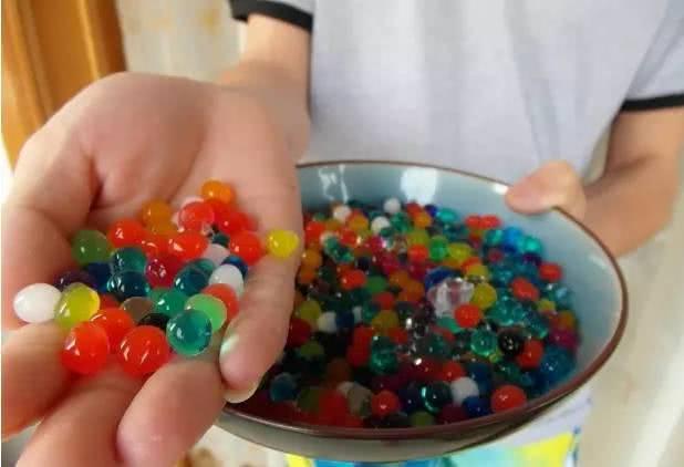 央視曝光手邊的“毒”玩具央視曝光手邊的毒玩具，警惕兒童安全隱患