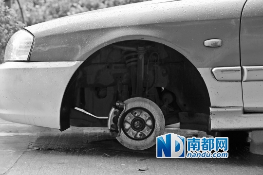 司機(jī)稱備胎被偷 網(wǎng)友留言令人感動(dòng)近日，一位司機(jī)稱自己的備胎被偷了，引發(fā)了網(wǎng)友們的關(guān)注和留言。在這些留言中，有許多令人感動(dòng)的言論，展現(xiàn)出了人間的善良和同情。