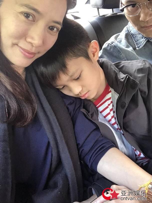 女子坐高鐵行李被卡 張智霖出手相助女子坐高鐵行李被卡，張智霖出手相助——暖心瞬間，傳遞正能量