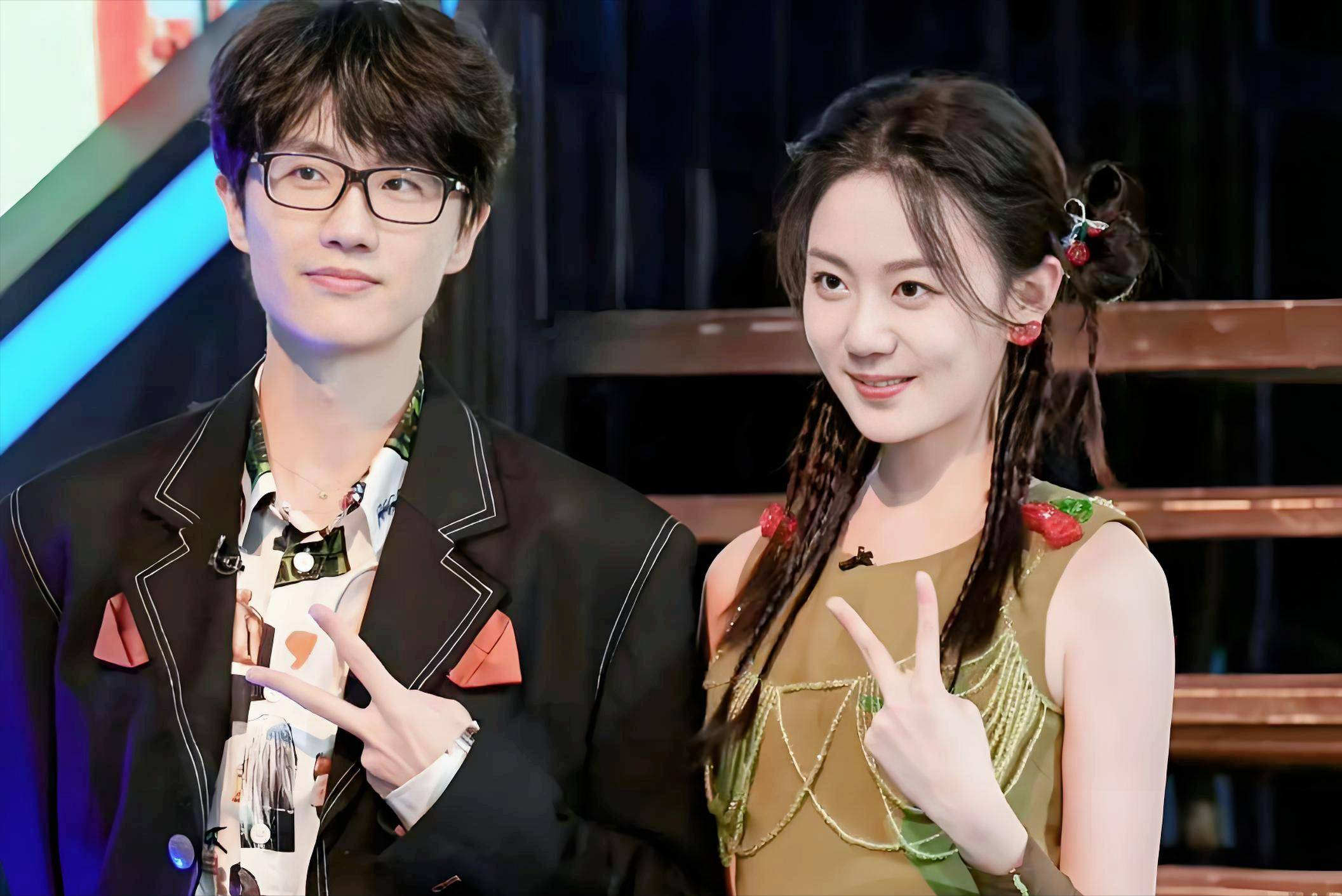 許嵩被曝將與馮禧9月9日舉辦婚禮許嵩馮禧婚禮曝光，九月九日喜結(jié)連理，音樂才子與神秘新娘的愛情故事