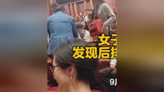 女子看京劇發(fā)現(xiàn)后排坐著洪秀柱女子觀京劇意外發(fā)現(xiàn)洪秀柱，文化與政治的交織之美