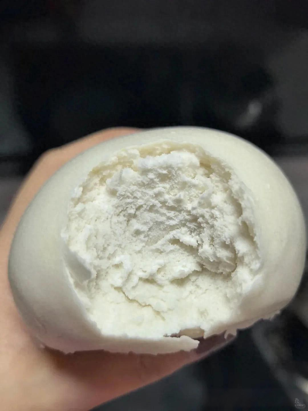 減脂期間饅頭吃多少在減脂期間，饅頭的攝入量應該根據(jù)個人的身體狀況、運動級別和整體飲食計劃進行適量控制。由于饅頭主要由面粉制成，含有一定的熱量和碳水化合物，因此不宜過量攝入。