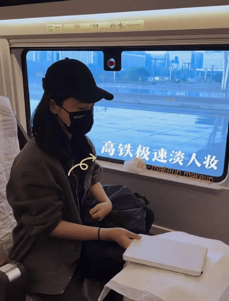 12306回應(yīng)大量私生高鐵站圍堵男星關(guān)于近期事件，鐵路部門回應(yīng)私生粉絲圍堵高鐵站事件，聚焦公眾關(guān)注焦點(diǎn)