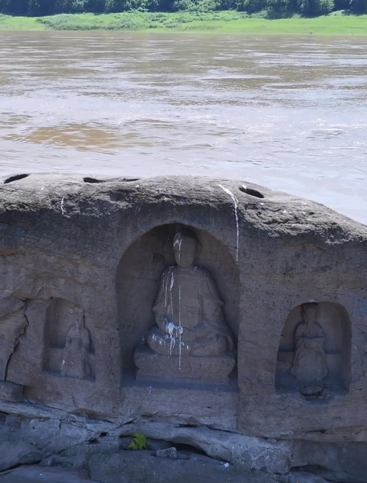 長江重慶段水位下降露出600年石佛長江重慶段水位下降露出神秘石佛，揭示歷史與自然的交織傳奇