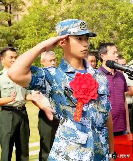 閱兵歸來的海軍戰(zhàn)士在高鐵站走隊列閱兵歸來的海軍戰(zhàn)士在高鐵站走隊列，體現(xiàn)了他們的紀律性和榮譽感。這些戰(zhàn)士在閱兵中展現(xiàn)了國家的軍事實力和精神風貌，他們的行動舉止都是為了展示最好的自己，為國家爭光。在高鐵站走隊列，可能是他們在回歸普通生活之前，再次展示軍姿和紀律性的表現(xiàn)。