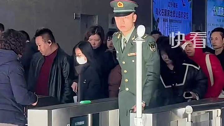 女兒車站接退伍爸爸第一眼沒認出車站重逢，女兒第一眼未能認出退伍歸來的爸爸