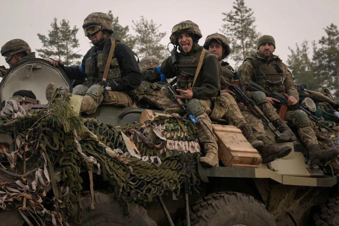 烏女總理辦公室遭俄軍空襲起火俄烏緊張局勢升級，烏女總理辦公室遭遇俄軍空襲引發(fā)大火