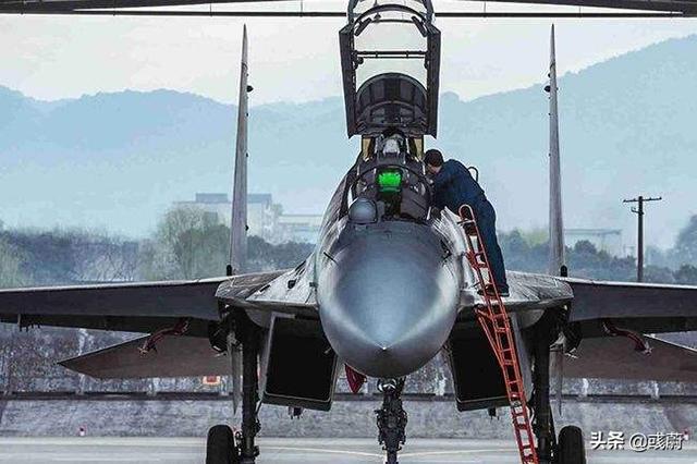 殲-35登機(jī)畫面曝光：自帶小梯子揭秘殲-35登機(jī)新畫面，自帶小梯子，展現(xiàn)獨(dú)特風(fēng)采