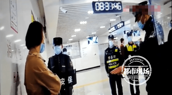 地鐵打安檢員被行拘地鐵打安檢員行為被行政拘留，引發(fā)社會關(guān)注與思考