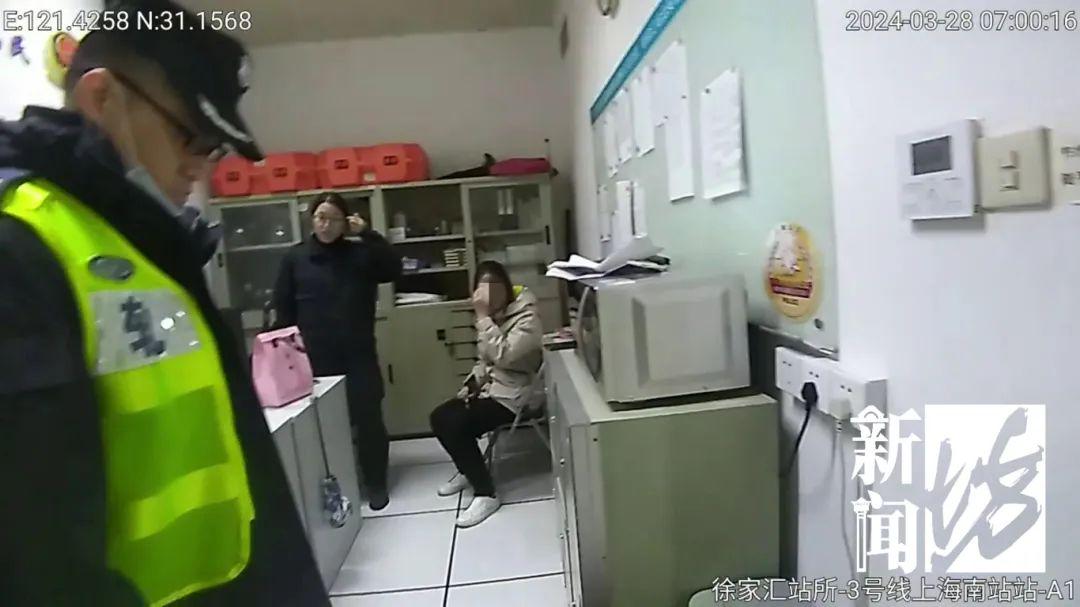 地鐵員工被卷進(jìn)安檢機(jī)關(guān)于地鐵員工被卷進(jìn)安檢機(jī)的事件，需要具體情況具體分析。