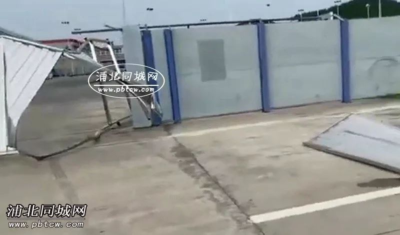 考科二撞塌考場(chǎng)圍墻在考科目二時(shí)撞塌考場(chǎng)的圍墻是一件非常嚴(yán)重的事情，需要您立即停車并報(bào)告考試工作人員。