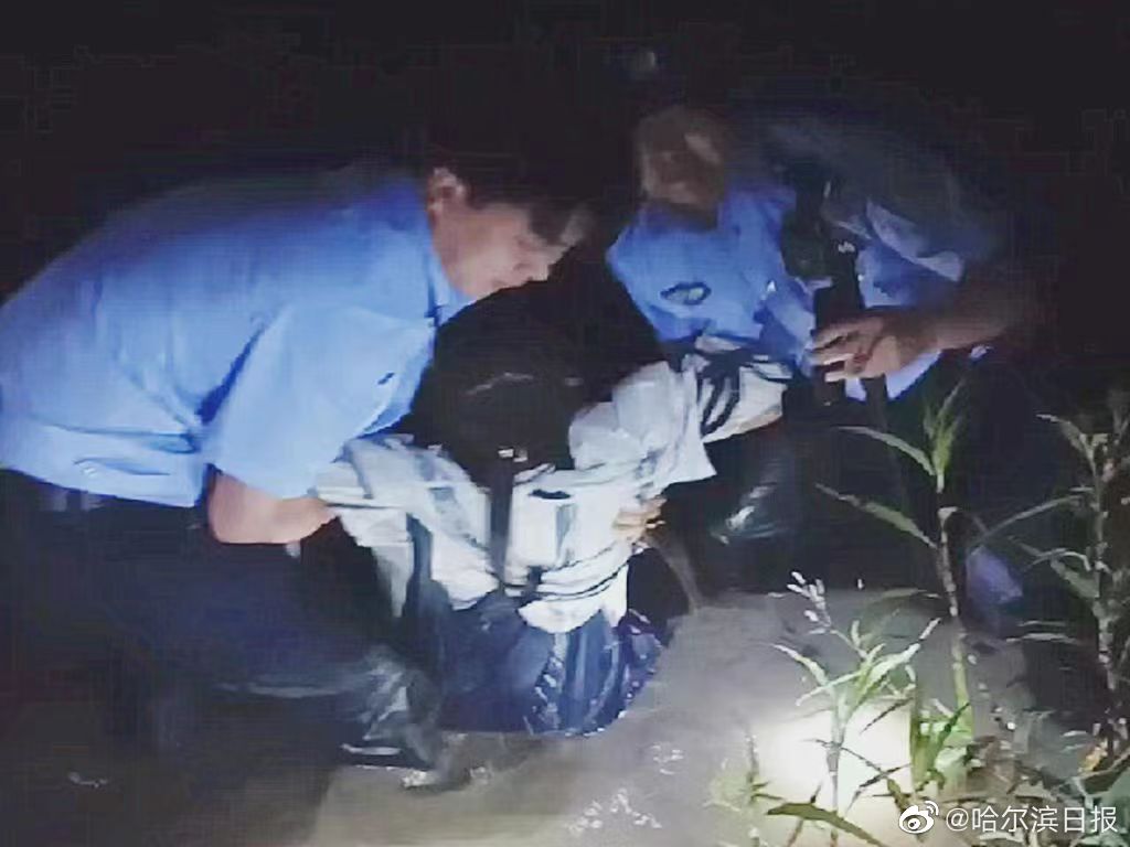 保安深夜救落水女生保安深夜英勇救落水女生，守護生命之光