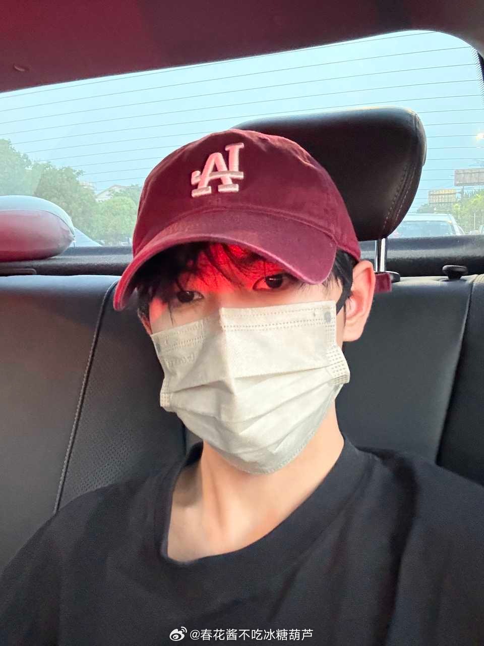 演員劉軒丞在高鐵站被大量私生圍堵演員劉軒丞在高鐵站被大量私生飯圍堵的情況是不應該發(fā)生的。私生飯的行為不僅會對被關注者造成困擾和不便，也會影響到公共場所的正常秩序和其他旅客的出行體驗。