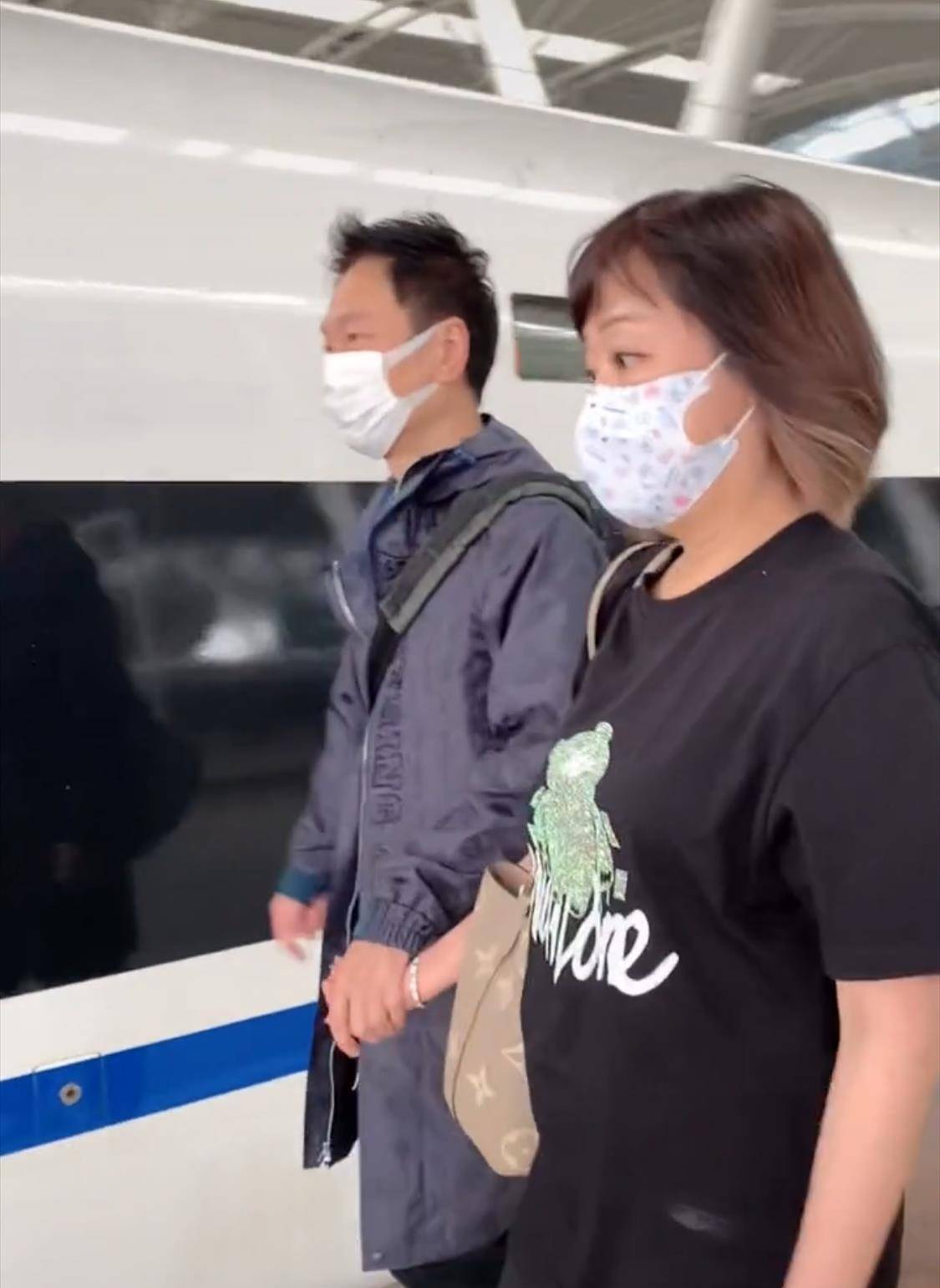 女子坐高鐵行李被卡 張智霖出手相助有一則新聞是關(guān)于一位女子在坐高鐵時(shí)行李被卡，演員張智霖出手相助的故事。