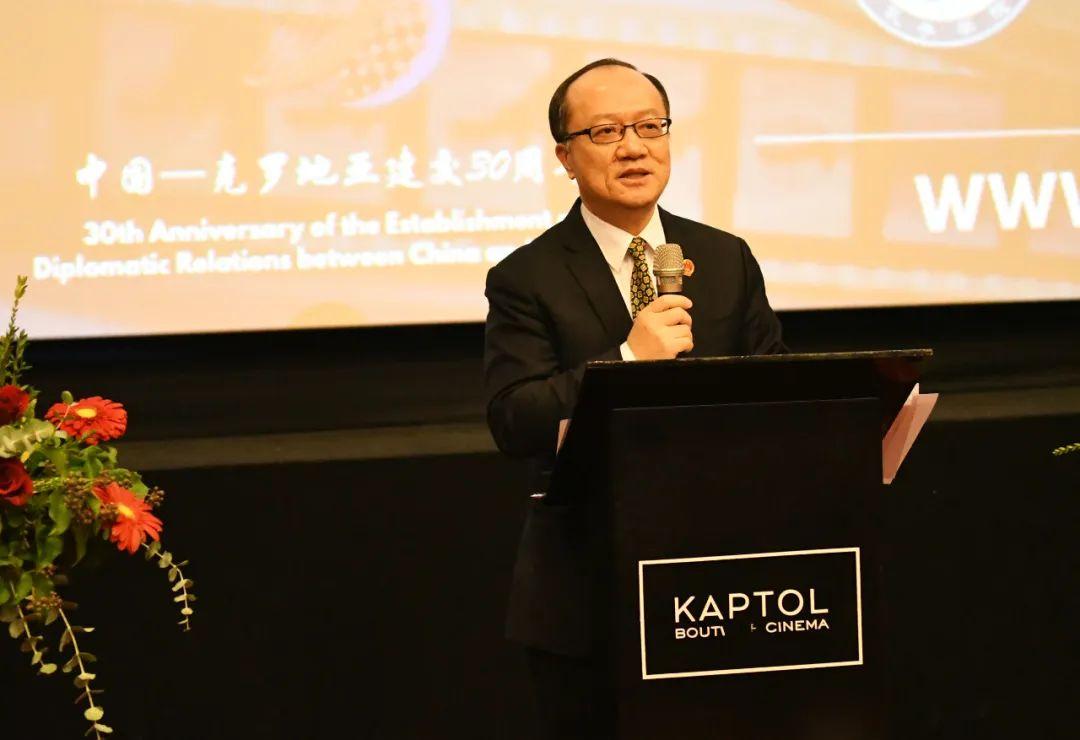 堅定不移走和平發(fā)展道路堅定不移走和平發(fā)展道路是中國的重要戰(zhàn)略選擇。中國始終秉持和平發(fā)展的理念，堅持獨立自主的和平外交政策，致力于維護世界和平、促進共同發(fā)展。