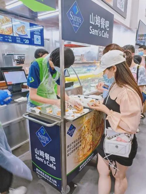 山姆顧客帶桶續(xù)飲料關(guān)于山姆顧客帶桶續(xù)飲料的問題，需要明確的是，這種行為可能涉及到商家的規(guī)定和消費(fèi)者權(quán)益的平衡問題。一般來說，商家有權(quán)設(shè)定自己的服務(wù)規(guī)則和商品銷售方式，包括是否允許自帶容器續(xù)飲料等。因此，在考慮帶桶續(xù)飲料之前，顧客應(yīng)該了解山姆超市的相關(guān)規(guī)定。
