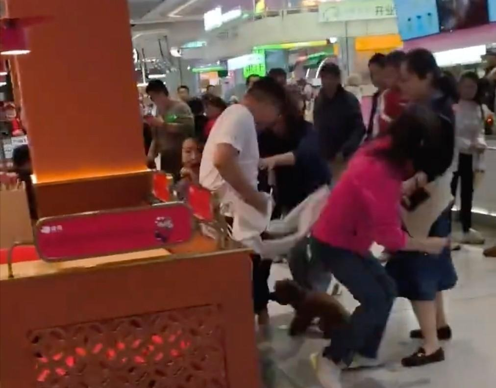 狗闖入店內(nèi)欲咬人 男子拿板凳反擊在面對狗闖入店內(nèi)并欲咬人的情況下，男子的行為屬于正當(dāng)防衛(wèi)。他為了保護自己和其他顧客的安全，采取了必要的措施來應(yīng)對威脅。在這種情況下，使用板凳反擊是一種合理的自衛(wèi)手段。