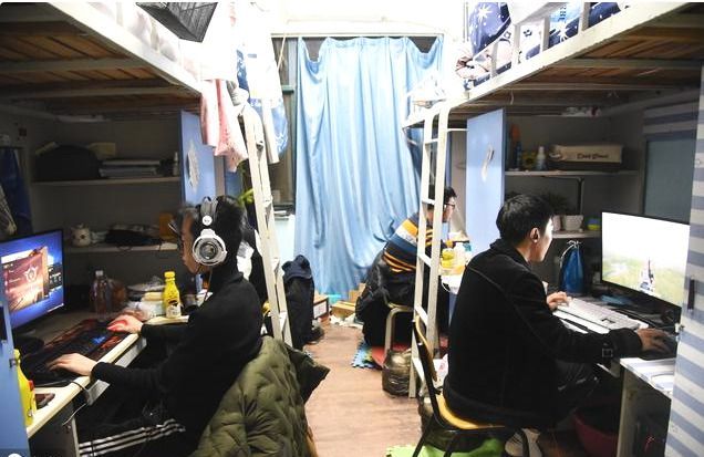 大學男生宿舍打游戲大學男生在宿舍打游戲是一個普遍存在的現(xiàn)象。在宿舍里適度地玩游戲可以放松身心，緩解學習壓力，同時也是一種社交活動，有助于同學之間的交流和建立友誼。然而，這也需要注意平衡和適度，以確保不影響學業(yè)、健康以及人際關(guān)系。