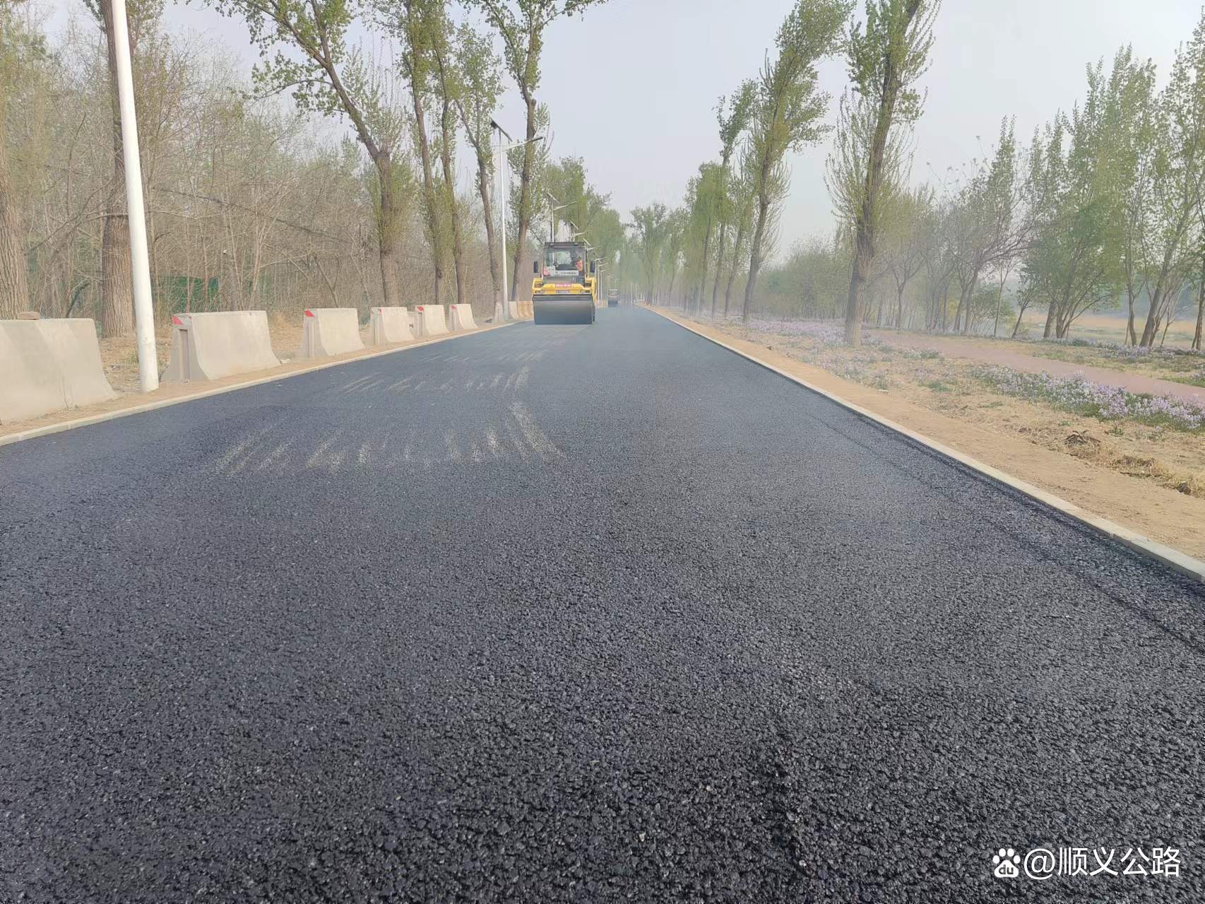 廣東汕頭一公路雨后滿是白色泡沫廣東汕頭雨后公路奇觀，白色泡沫漫天，究竟是何原因？