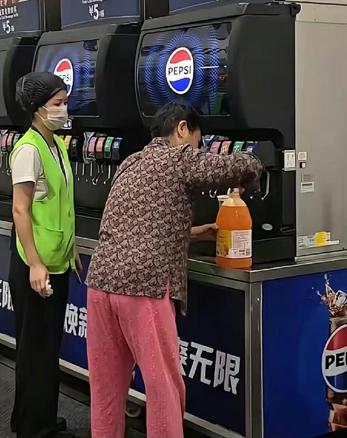 山姆回應(yīng)顧客自帶桶免費(fèi)續(xù)杯飲料針對顧客自帶桶免費(fèi)續(xù)杯飲料的問題，山姆的回應(yīng)可能因地區(qū)或具體政策而有所不同。但一般來說，如果山姆允許顧客自帶容器續(xù)杯飲料，這可能是為了鼓勵環(huán)保行為，減少一次性杯子的使用，同時增加顧客的滿意度和忠誠度。