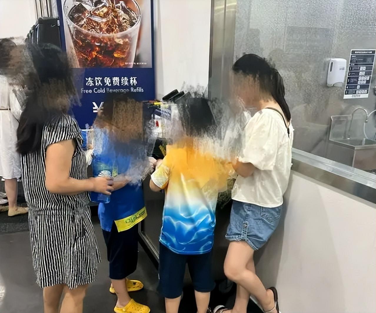 山姆店回應(yīng)顧客自帶桶續(xù)杯飲料山姆店回應(yīng)顧客自帶桶續(xù)杯飲料，開放與包容的服務(wù)新態(tài)度